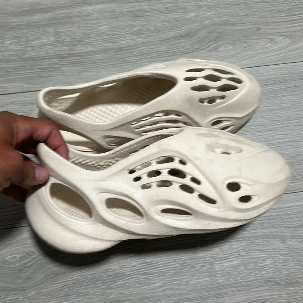 2021 Yeezy Foam Runner Sand - Picture 2 of 6